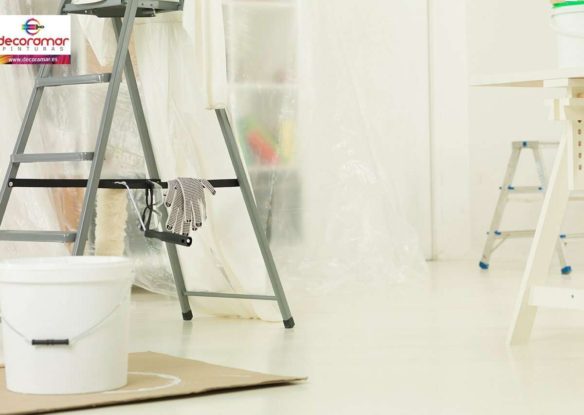Consejos de seguridad para usar una escalera para pintar y decorar