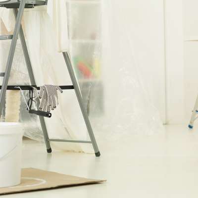 Consejos de seguridad para usar una escalera para pintar y decorar