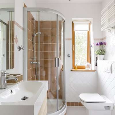 4 maneras de hacer que tu baño se vea más grande